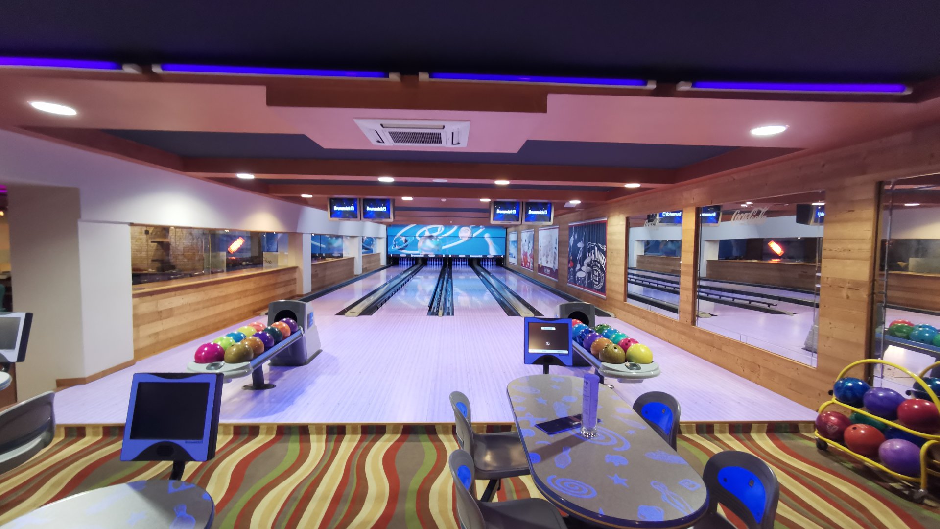 Elkészült legújabb videónk a Carbon Bárról